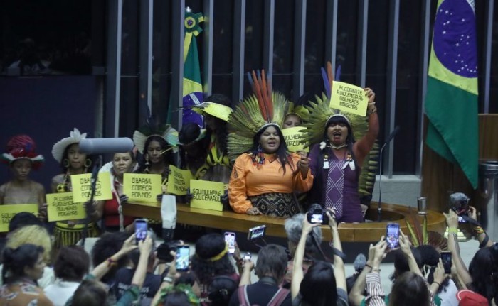 Na tribuna, Sônia Guajajara (E) e Célia Xakriabá (D) à frente de mulheres indígenas - (Foto: Bruno Spada/Câmara dos Deputados)