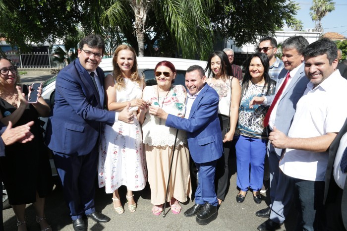 Governador entrega veículos para o fortalecimento de ações voltadas às pessoas com deficiência