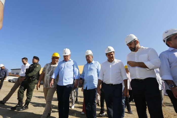 Governador em exercício Evandro Leitão vistoria início de construção de novo prédio escolar no Conjunto Ceará