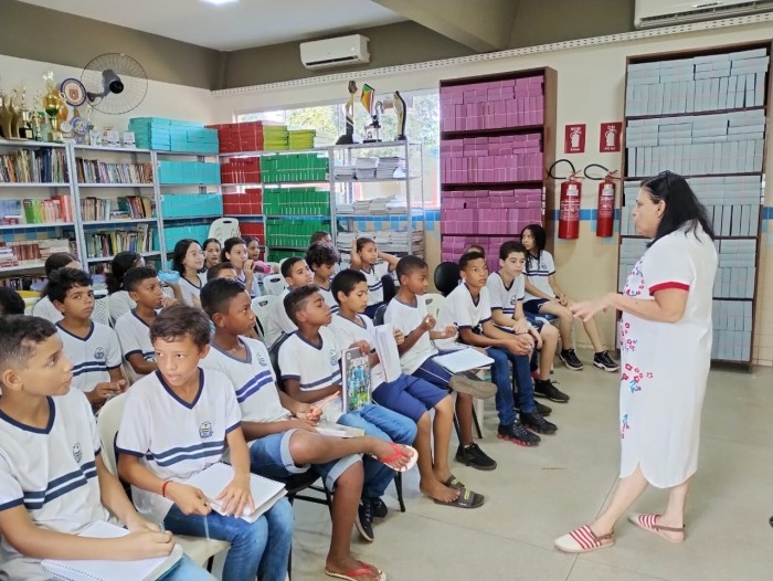 Alunos da Escola Mestre Pacífico participam de oficinas literárias com escritora tocantinense