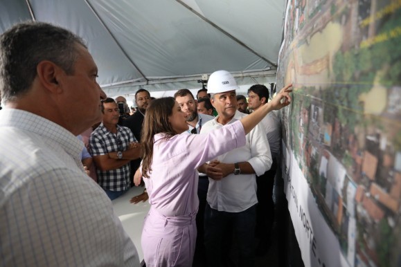 Em Olinda, governadora Raquel Lyra visita obras do Canal do Fragoso ao lado do ministro Rui Costa