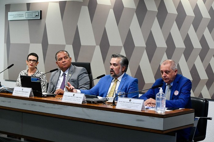 O senador Eduardo Gomes (2º à esq.) conduz a audiência, com Silvia Andrade, Leonardo Abrantes e René dos Santos - Foto: Roque de Sá/Agência Senado