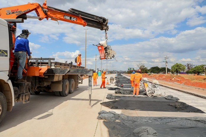 Nivelamento do pavimento de concreto é iniciado na Estrutural