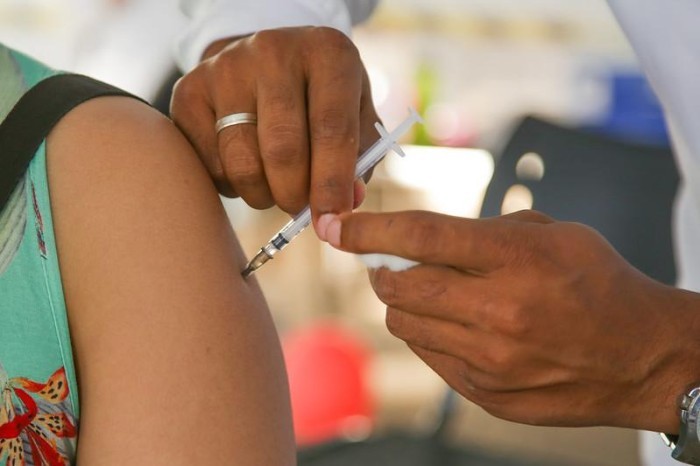 DF aplica mais de 11 mil doses de vacinas contra covid-19 em uma semana
