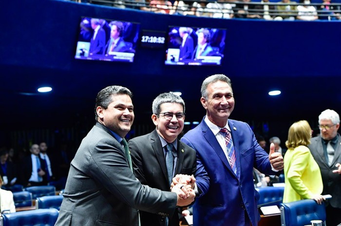 Senadores pelo Amapá, Davi Alcolumbre, Randolfe Rodrigues e Lucas Barreto comemoram aprovação da PEC - Foto: Waldemir Barreto/Agência Senado