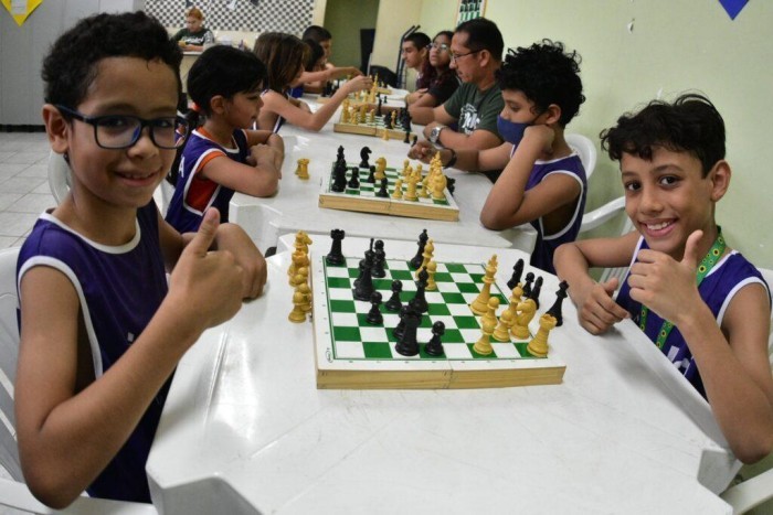 Aulas de xadrez na Vila Olímpica contribuem para raciocínio lógico dos alunos