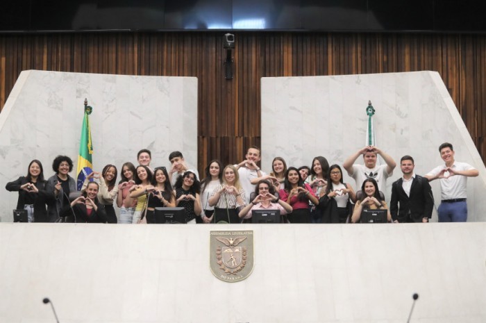 Acadêmicos de Direito da UniCuritiba visitam a Assembleia