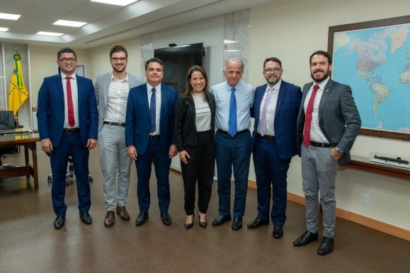 Governadora Raquel Lyra se reúne com ministro da Defesa para dialogar sobre projetos estratégicos em Pernambuco