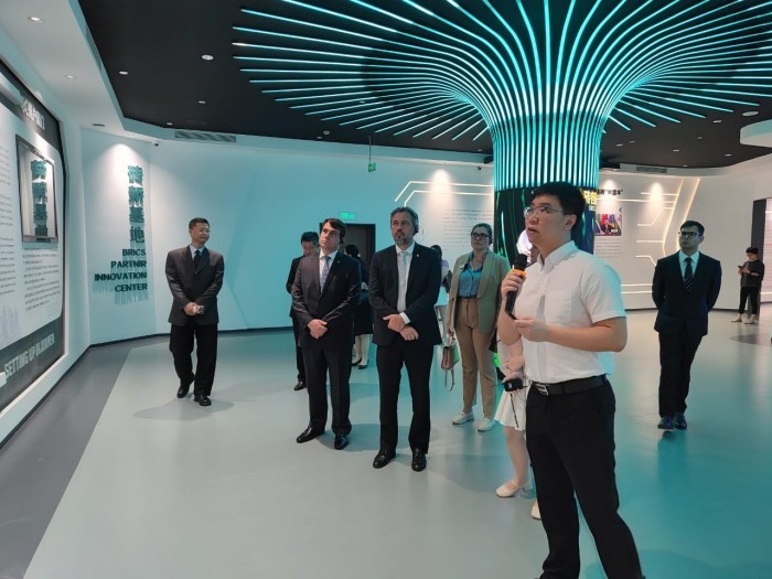 Governador Elmano de Freitas visita Centro de Inovação dos BRICS em Xiamen