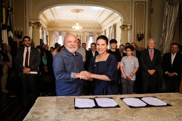 Governadora Raquel Lyra e presidente Lula assinam acordo que encerra disputa pelo Arquipélago de Fernando de Noronha