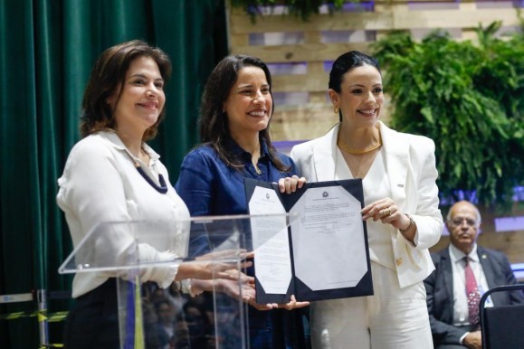 No 6° Congresso da Amupe, governadora Raquel Lyra anuncia envio de PLs à Alepe para apoiar a educação e o desenvolvimento rural dos municípios