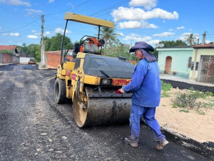 Prefeitura asfalta mais duas ruas no bairro Teresópolis