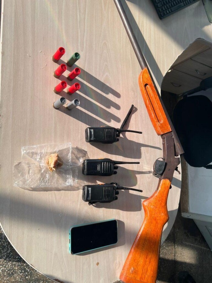 Em Rio Preto da Eva, homem é preso por posse de droga, espingarda e munições, após denúncias