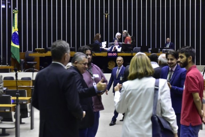 Deputados durante sessão do Plenário nesta quinta - (Foto: Zeca Ribeiro / Câmara dos Deputados)