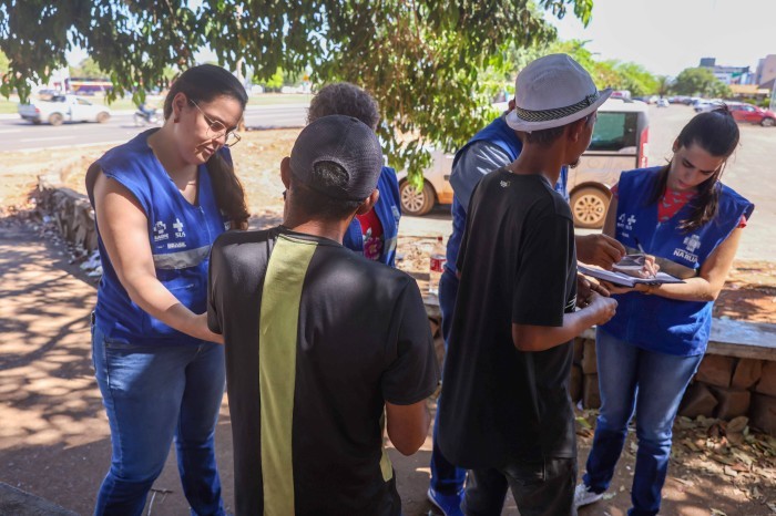 Atendimento itinerante à saúde é realizado pela equipe do Consultório na Rua em Palmas