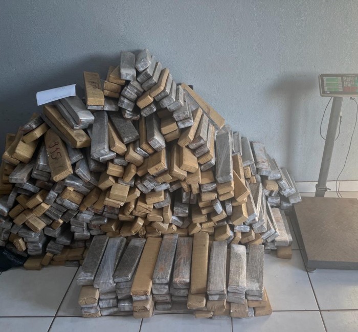 Polícia Civil apreende 543kg de maconha armazenada em depósito e prende os responsáveis pela guarda do entorpecente em Campo Grande