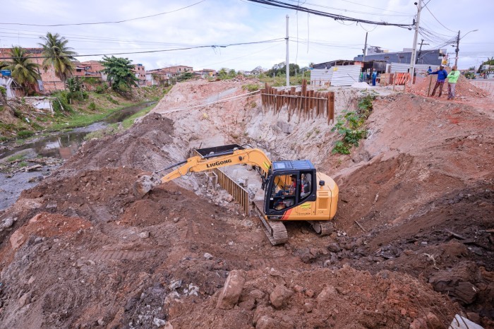 Obras na ponte da Avenida Rio Camaçari seguem em execução