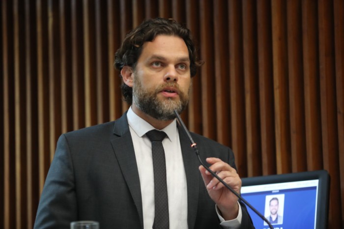 O deputado Goura (PDT assina a proposição ao lado das deputadas Ana Júlia e Luciana Rafagnin, e dos deputados Arilson Chiorato, Dr. Antenor e Renato Freitas, todos do PT. / Créditos: Valdir Amaral/Alep
