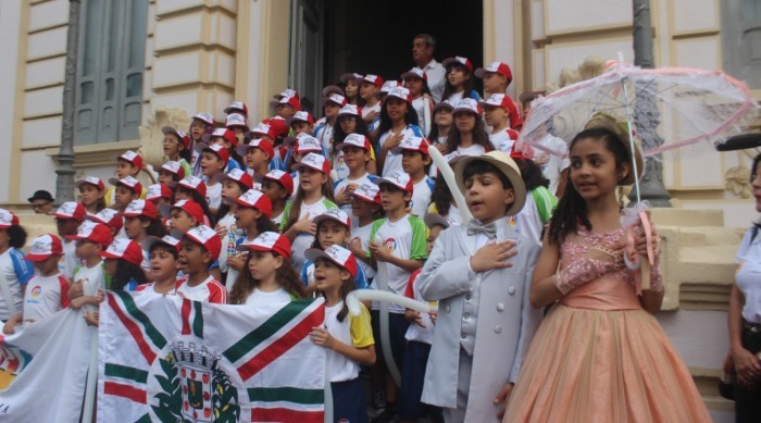 Cantata nas escadarias da Prefeitura homenageia 190 anos de Feira de Santana