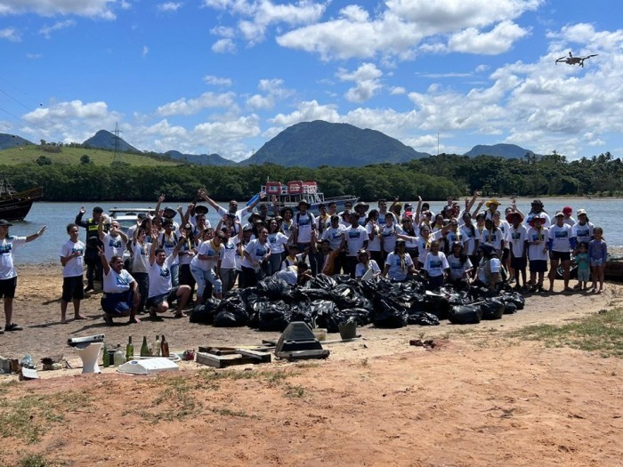 Reserva Concha D’Ostra realiza limpeza na Prainha da Olaria em Guarapari