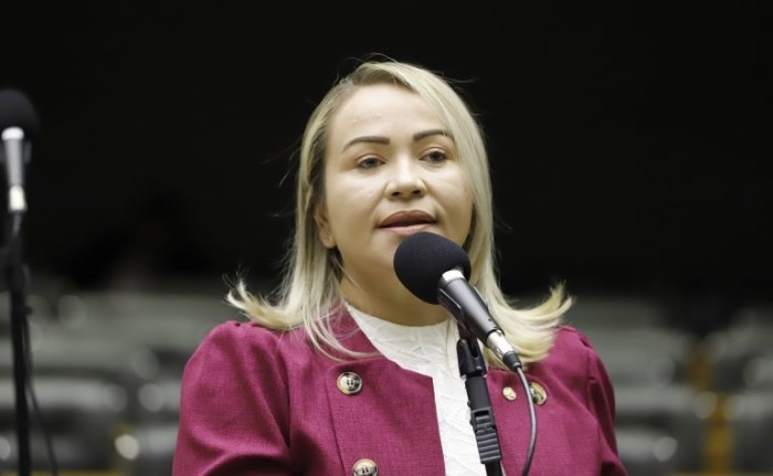 Enfermeira Ana Paula afirma que o etonogestrel proporciona segurança na prevenção da gravidez - (Foto: Gilmar Félix / Câmara dos Deputados)
