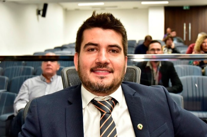 Projeto proíbe instalação de tomadas em presídios para combater uso de celular