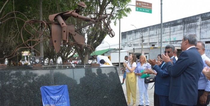 No dia do seu aniversário, Feira é presenteada com retorno do Monumento do Vaqueiro