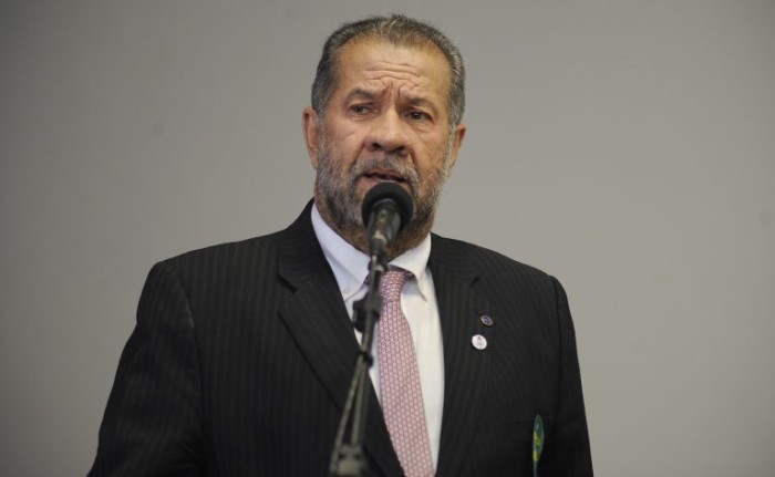 Carlos Lupi deve esclarecer resolução que limitou os juros a 1,91% ao mês para aposentados e pensionistas - (Foto: Claudio Reis / Câmara dos Deputados)