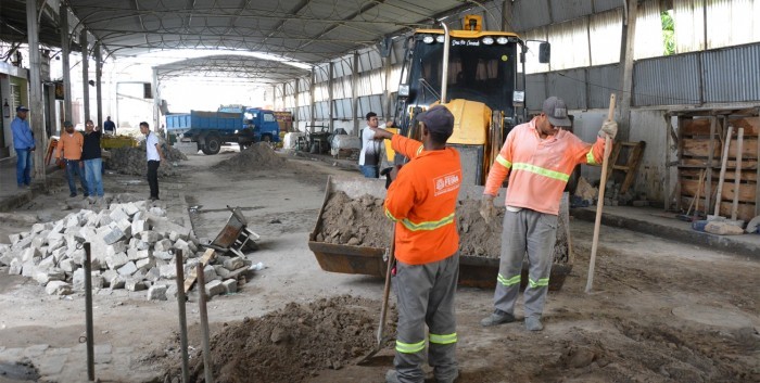 Serviços de drenagem na feirinha da Cidade Nova avançam