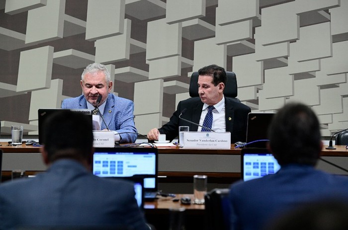 O relator do projeto, Angelo Coronel (à esq.), com o presidente da CAE, Vanderlan Cardoso - Foto: Pedro França/Agência Senado
