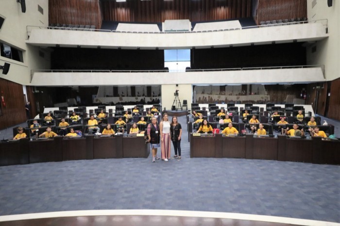Alunos da Escola Municipal CEI Issa Nacli visitam a Assembleia