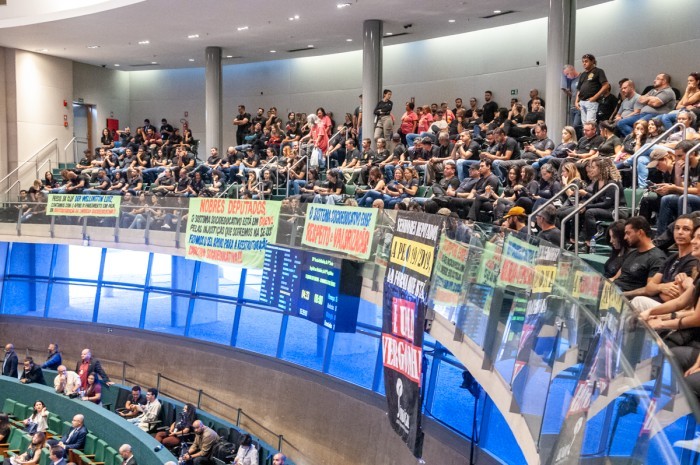 Oposição pode entrar em obstrução caso GDF não negocie com grevistas