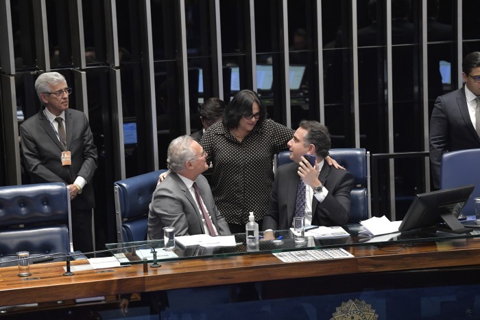 Entre Renan e Pacheco, Damares, relatora do projeto, apresentou emenda para que o biênio seja estabelecido nos dois anos subsequentes à publicação da nova lei - Foto: Jonas Pereira/Agência Senado