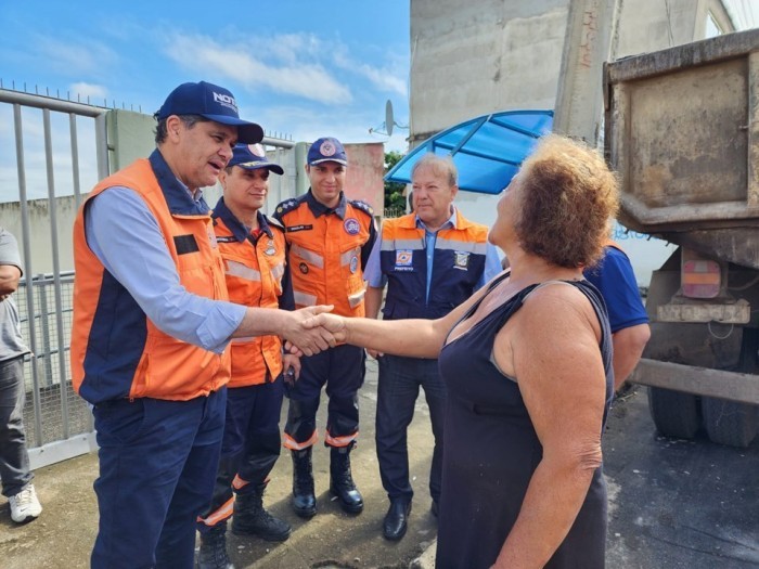 Governo entrega telhas a moradores de bairros de Colatina mais afetados pelos fortes ventos e chuvas