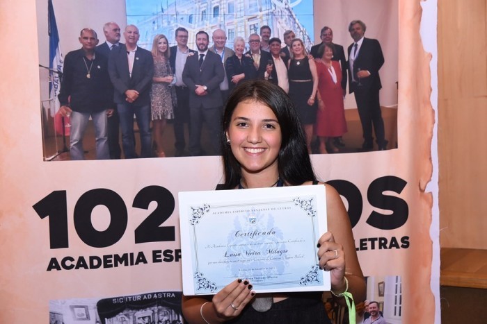 Alunos vencedores dos Concursos de Crônicas Jeanne Billich e de Poesias Miguel Marvilla são premiados