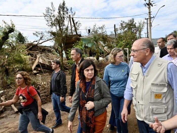 Comitiva do governo e deputados visitam áreas destruídas pelas chuvas no Rio Grande do Sul e anunciam medidas de ajuda - (Foto: Cadu Gomes/VPR)