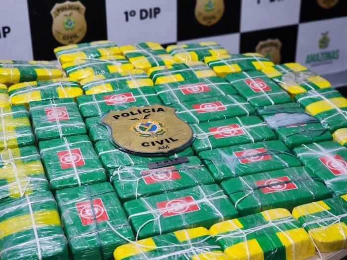 PC-AM apreende cocaína avaliada em mais de R$ 800 mil e prende transportador do material