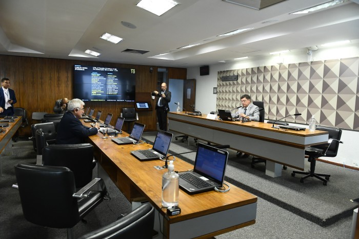 Pontes (esq): é preciso discutir como a ciência pode produzir resultados para a IA quanto a IA pode trazer resultados para a ciência em suas aplicações - Foto: Jefferson Rudy/Agência Senado