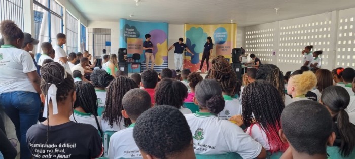 Estudantes da EJA assistem peça teatral que aborda os prejuízos do consumo de álcool na juventude