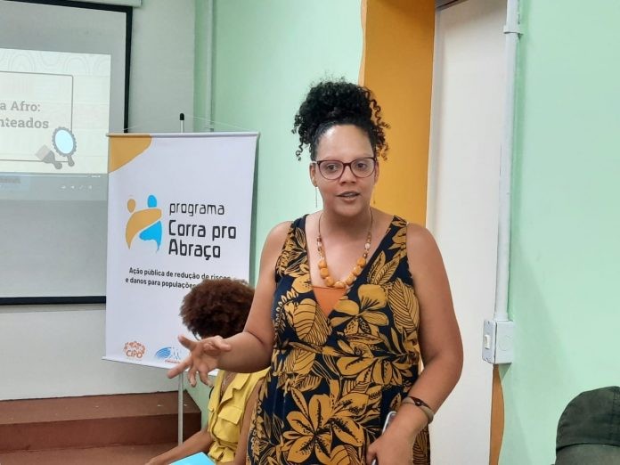 Corra pro Abraço certifica participantes do curso de Estética Afro