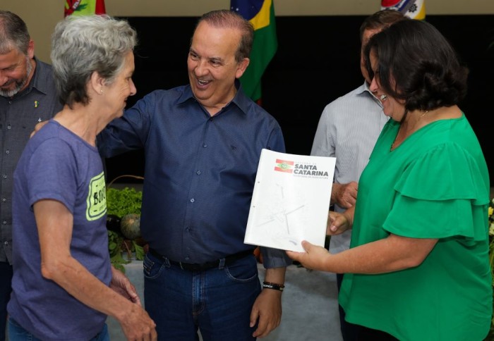 Regularização fundiária: Governo do Estado entrega mais de 500 títulos para propriedades rurais de Biguaçu
