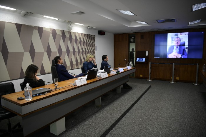 Cardozo, no telão: a Constituição não deve ser lida somente de maneira literal, sob risco de haver injustiça - Foto: Pedro França/Agência Senado