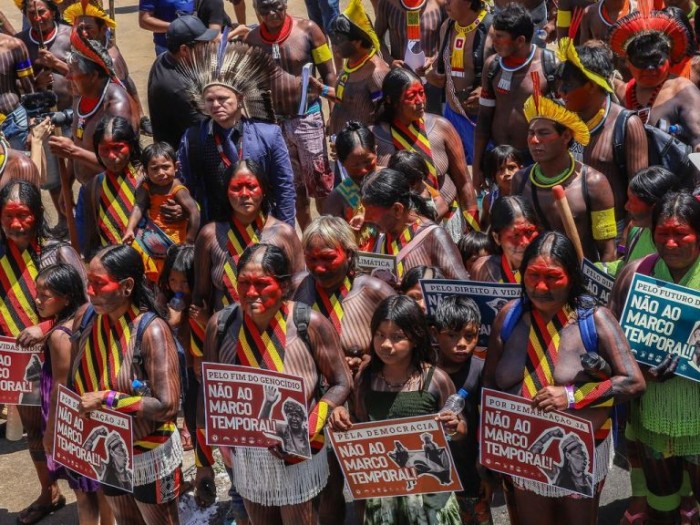 Indígenas marcham contra marco temporal na Esplanada dos Ministérios, em Brasília - (Foto: Antonio Cruz/Agência Brasil)