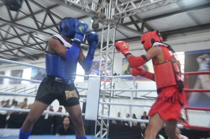 Eventos de muaythai no Centro de Boxe e de remo na Praia da Ribeira movimentam Cidade Baixa neste domingo (24)