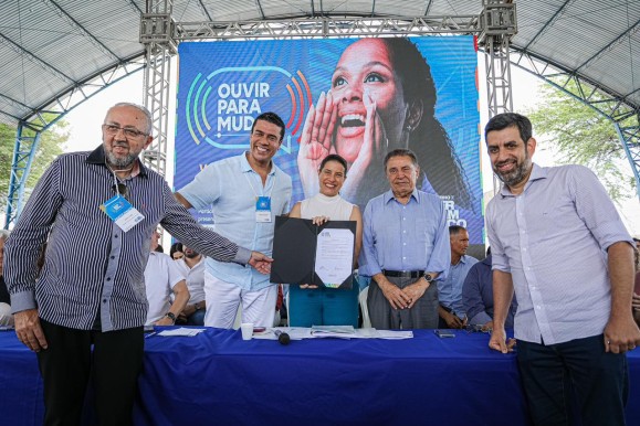 No Ouvir para Mudar realizado em Caruaru, governadora Raquel Lyra assina autorização de licitação para estação tratamento de água e ordem de serviço para a PE-95