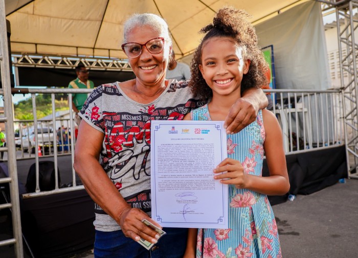 Candeias: Moradores recebem título de posse e comemoram: “Agradeço ao Pai, Filho e Espirito Santo”
