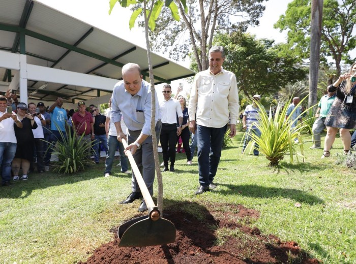 Governador entrega reforma do viveiro de flores e mudas da Novacap
