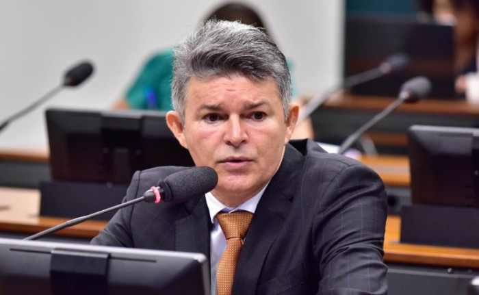 Medeiros: amplia as possibilidades de conquista do sustento pelos agricultores assentados - (Foto: Zeca Ribeiro / Câmara dos Deputados)