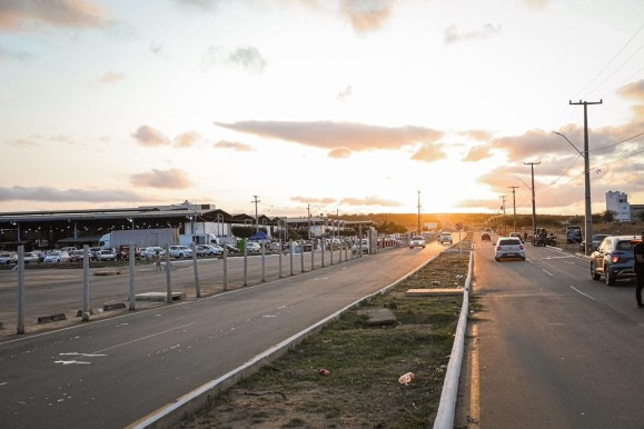 Em Santa Cruz do Capibaribe, governadora Raquel Lyra inaugura binário de acesso ao polo de confecções