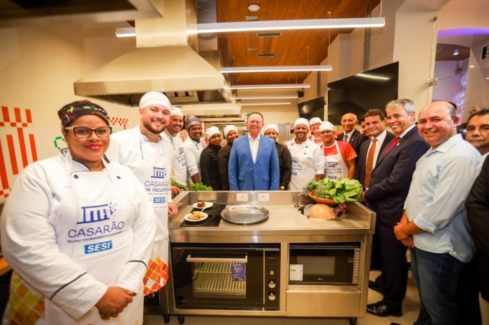 - Brandão conhece os espaços voltados à gastronomia no Casarão da Indústria. (Foto: Brunno Carvalho).